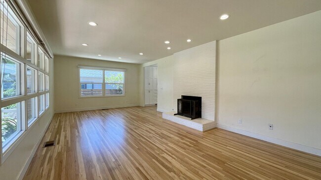 Foto del edificio - Beautifully Updated, 3 bedroom, Single-Lev...