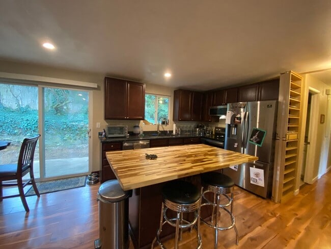 Building Photo - 3 Bedroom SW Portland Home with Lot's of U...