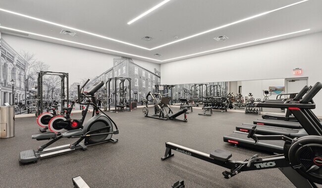 ¡Cancela tu membresía del gimnasio! Tu nuevo centro de fitness está a solo unos pasos de tu puerta. - Huntington Gateway