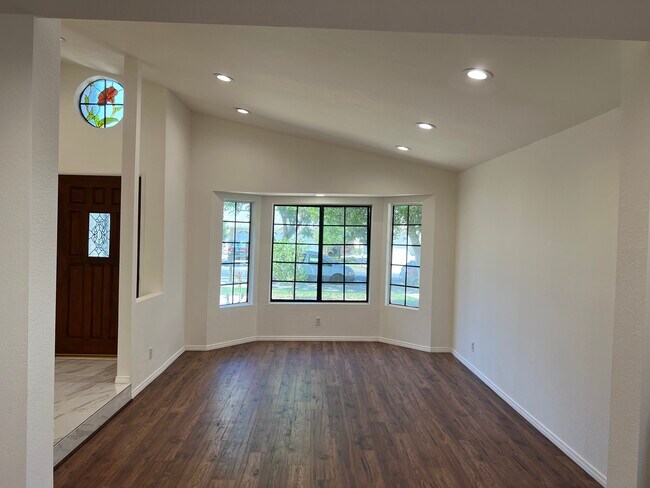 Sala de estar formal - 20230 Stagg St