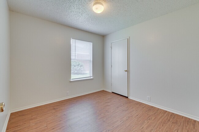 Building Photo - 7105 Baybridge Dr