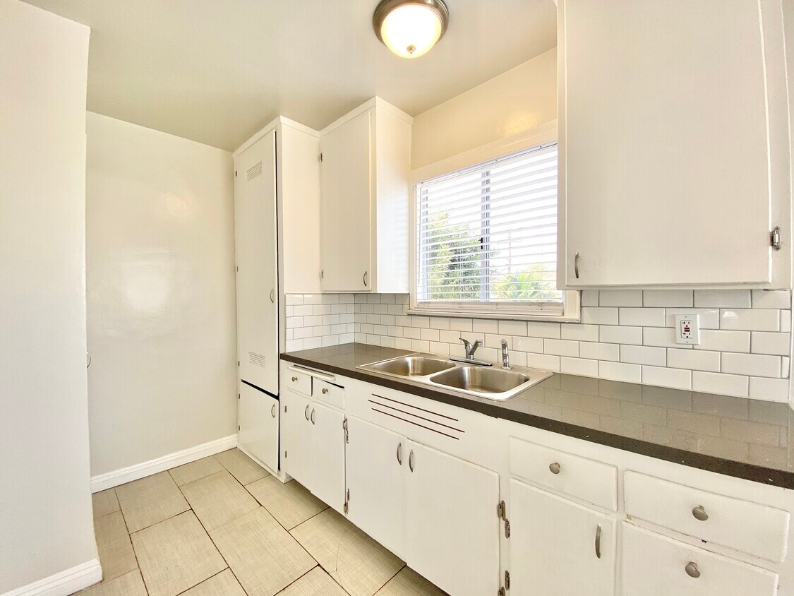 Primary Photo - 1018 W 102nd St