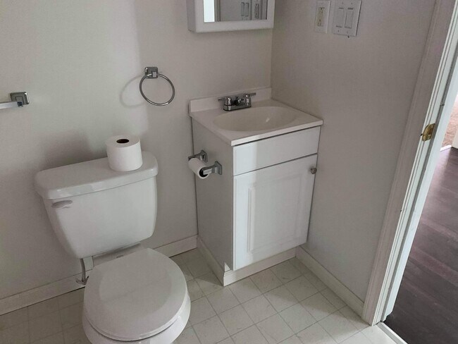 bathroom - 631 E Monroe St