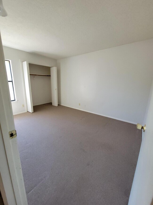 Building Photo - 2521 Chelwood Park Blvd NE
