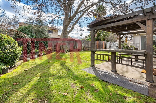Building Photo - Beautiful 4 bedroom home close to schools ...