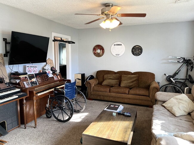 Foto del edificio - Spacious 4-Bedroom Home Available for Fall 2026 Pre-Lease