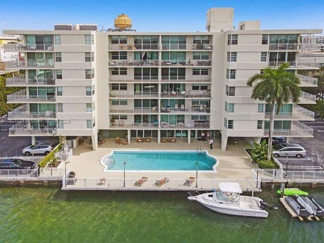 Foto principal - 9500 W Bay Harbor Dr