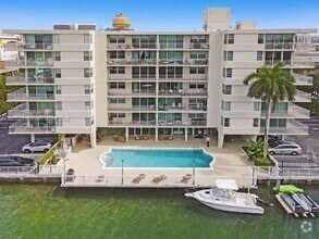 Building Photo - 9500 W Bay Harbor Dr