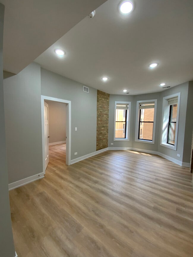 Building Photo - 440 W Belden Ave