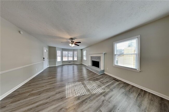 Foto del edificio - 351 Robin Hood Dr