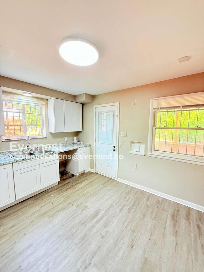 Foto del edificio - Lovely 5-Bedroom Home with Hookups / Pet-F...