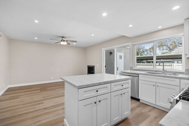 Building Photo - Large Modern Renovated 3 Bedroom 2.5 Bath ...