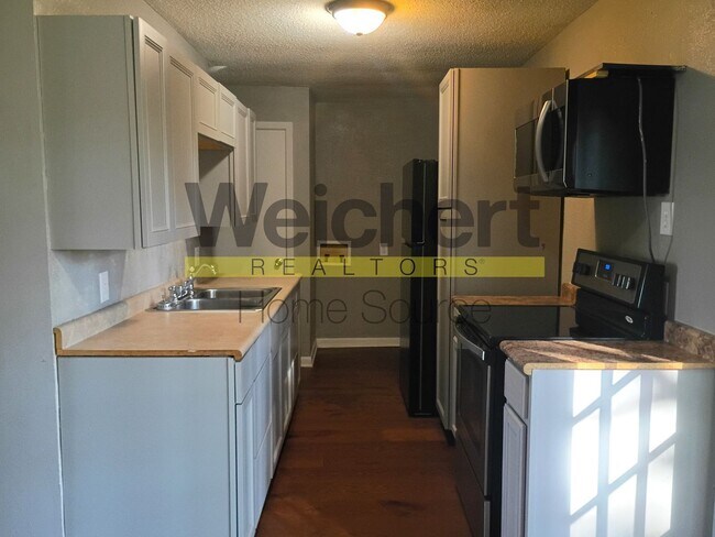 Foto del edificio - Charming 3-Bed Home with Fenced Yard and Carport