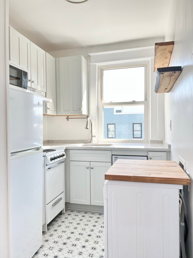 Cocina con detalle de tabla de carnicero sobre la lavadora y secadora. - 1451 Pennsylvania Ave SE