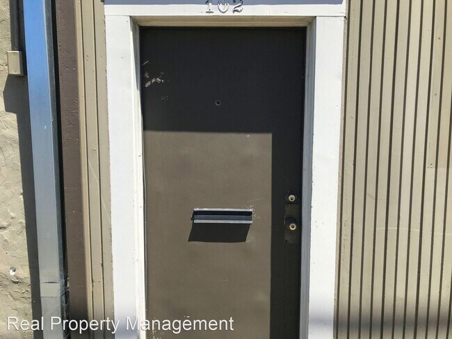 Foto del edificio - 3 br, 1 bath  - 102 W. Harris St.