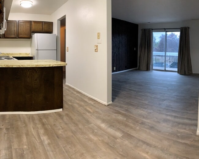 LARGE Front Rm, Kit & Dine - 287 Cordelia Ave