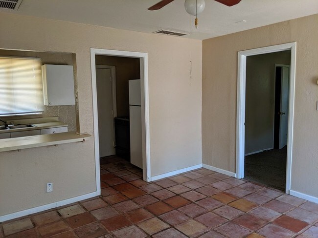 Building Photo - 1011 E Minnezona Ave