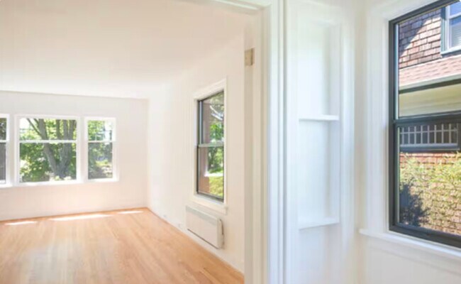 Building Photo - 2114 7th Ave W