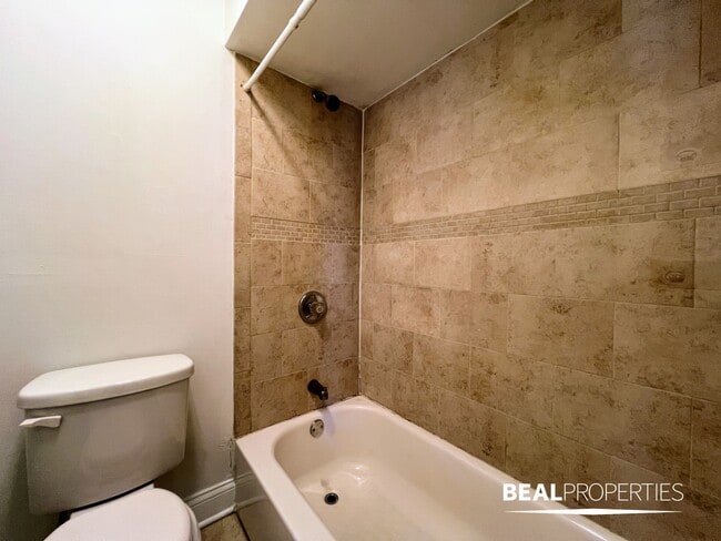 Building Photo - 1220 N La Salle Dr