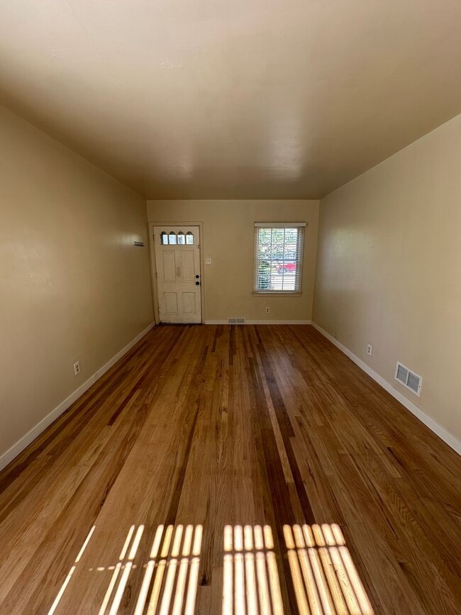 Building Photo - 2 BEDROOM, 1 BATHROOM APARTMENT