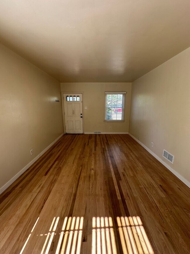 Foto del edificio - 2 BEDROOM, 1 BATHROOM APARTMENT