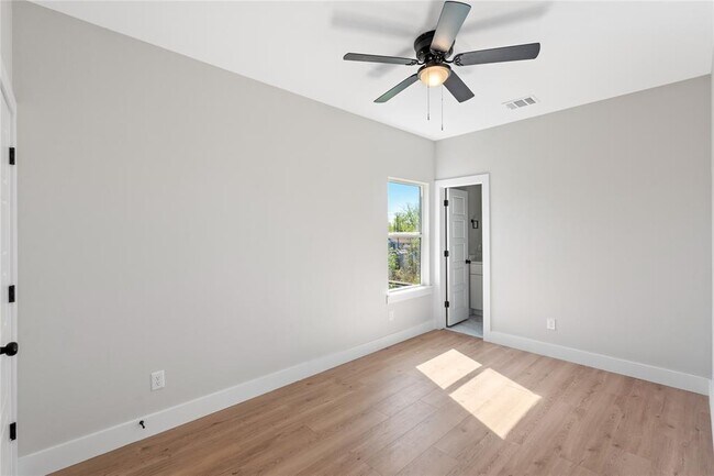 Building Photo - 216 E 37th St