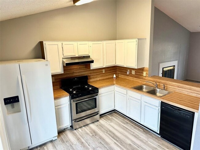 Building Photo - 1411 Gracy Farms Ln