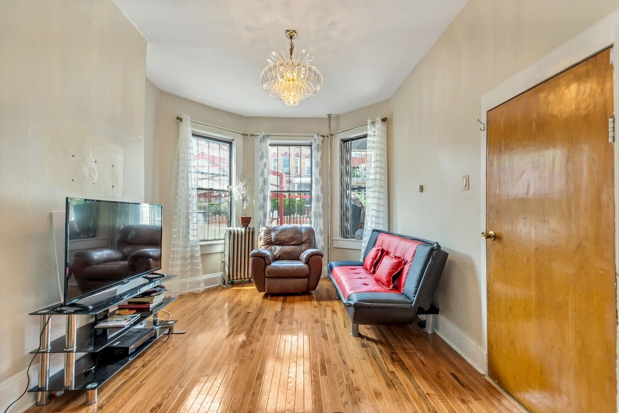 Foto del edificio - 2058 Ryer Ave