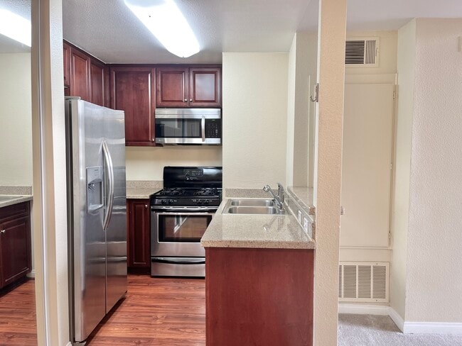 Cocina - 5540 Owensmouth Ave