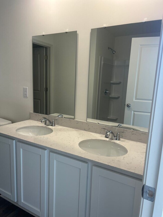 Foto del edificio - Brand New End-Unit Townhome in Newton!
