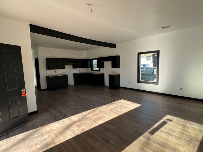 Foto del edificio - Newly remodeled 3 bedroom 2 bath across from Park!