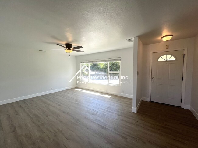 Building Photo - Updated 2bd/1 Tahoe Park Area Home