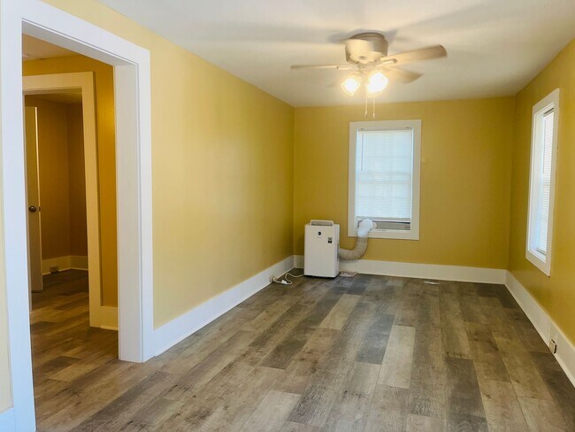 Foto del edificio - Fully renovated, 2 bed, 1 full bath, New L...