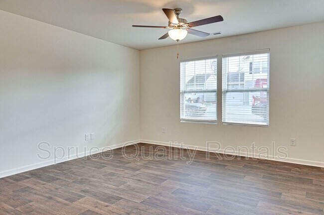 Building Photo - 550 Freeport Ct