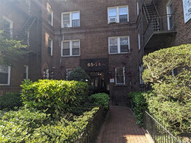 Foto del edificio - 65-74-74 Saunders St