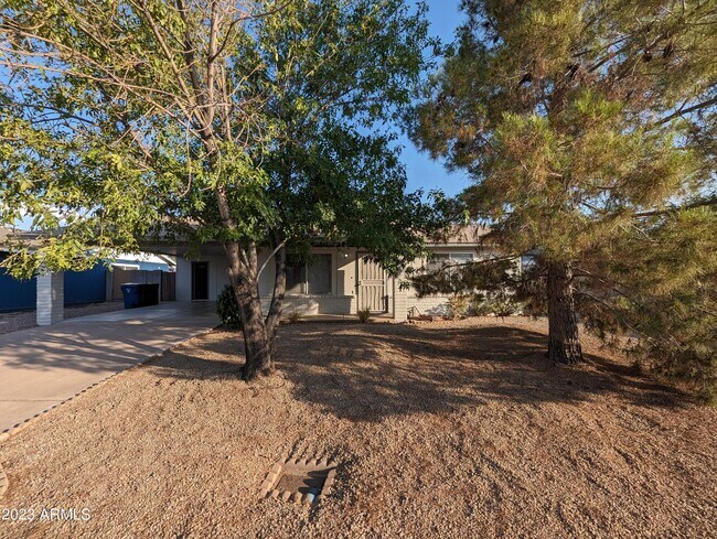 Building Photo - 723 W Posada Ave