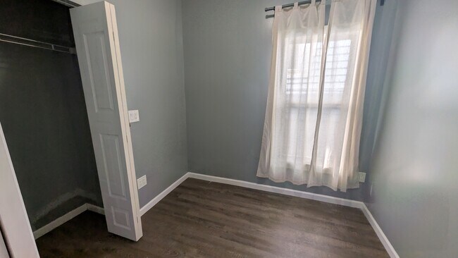 Foto del edificio - 1629 W Beach Ave