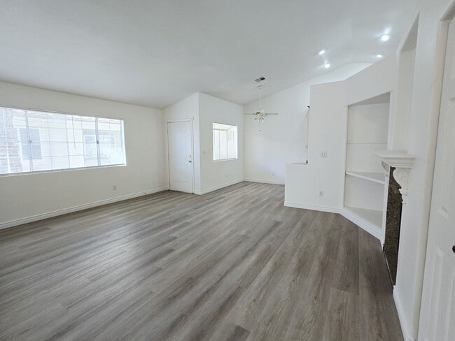 Foto del edificio - 1612 N Torrey Pines Dr