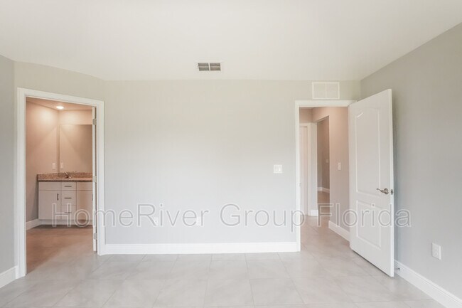 Building Photo - 520 Bristol Cir