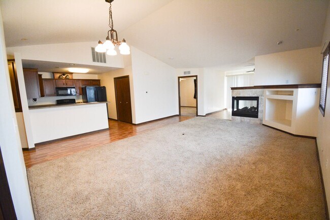 Foto del edificio - Charming 2 Bed, 2 Bath Townhome – One-Leve...
