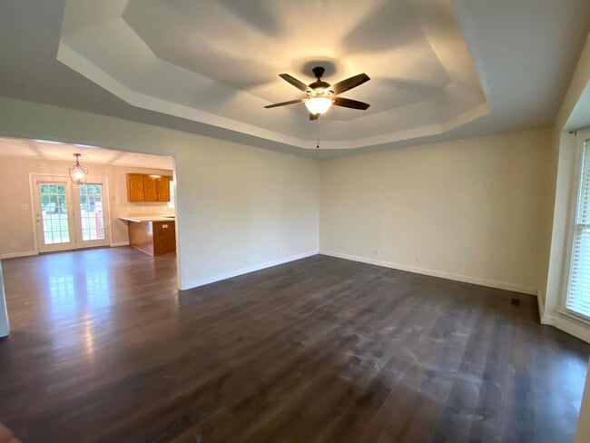 Building Photo - 627 Flower Dr
