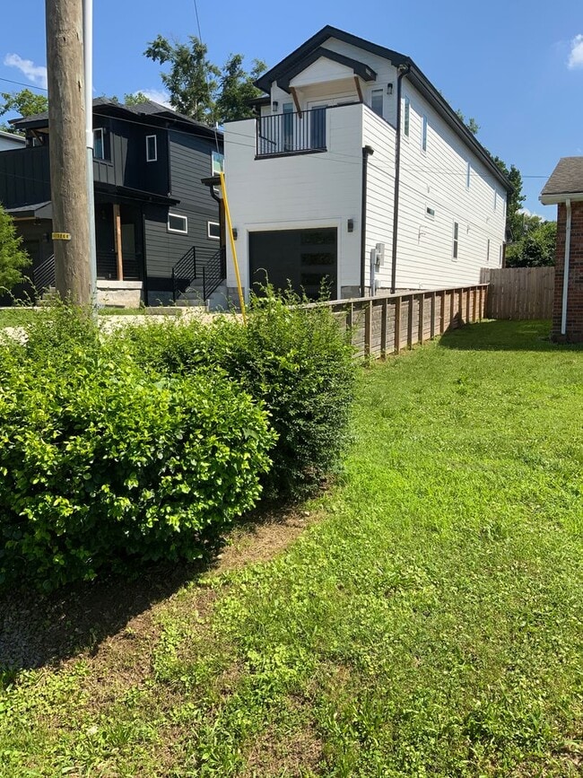Building Photo - Fabulous Home In West Nashville