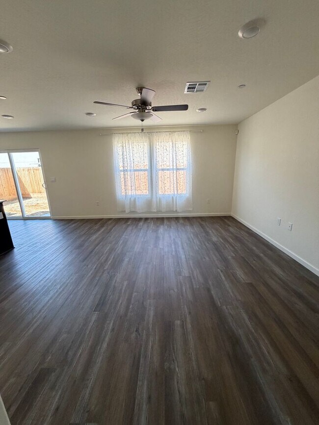 Building Photo - Beautiful New Home for rent in Tulare!