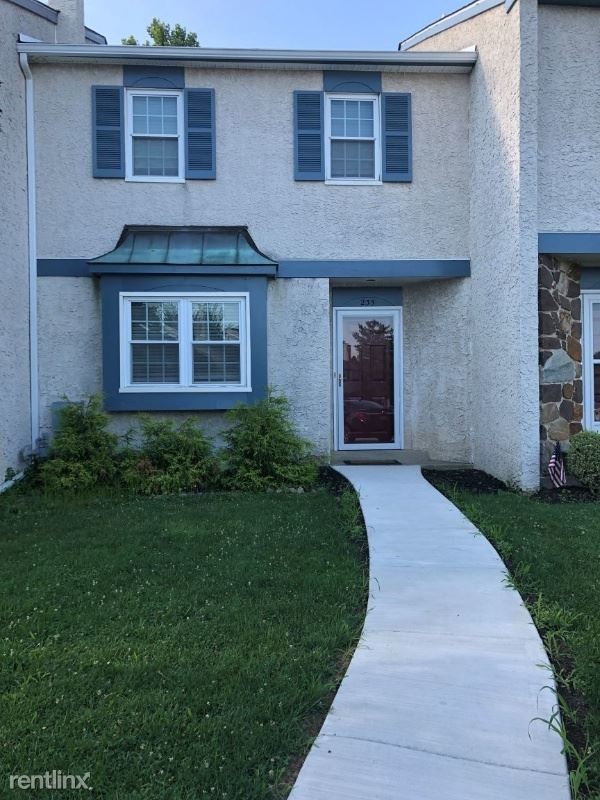Primary Photo - 3 br, 2.5 bath Townhome - 235 Lawndale Ave