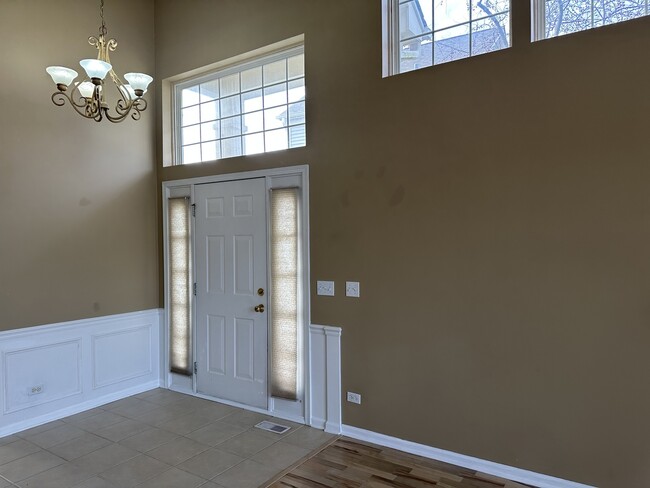 Building Photo - 560 Woods Creek Ln