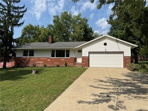 Building Photo - 475 Meadowlane Rd
