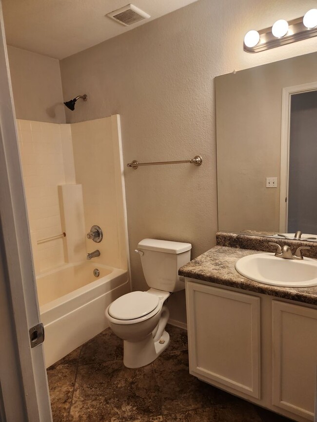 Building Photo - 3 bed, 2 bath, diagonal tile flooring, ove...