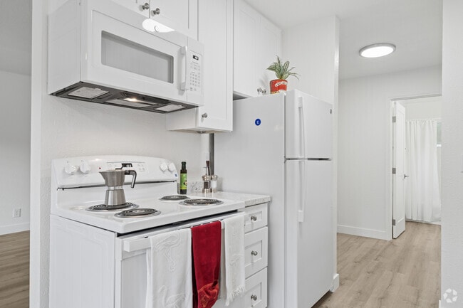 1BR, 1BA - 800SF - Kitchen - Redwood Grove Apartments
