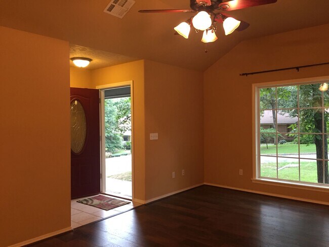 techo abovedado y gran ventanal - 510 Kim St