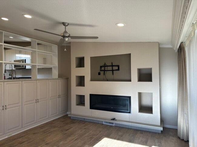 Building Photo - 2 bed 2 bath Condo with Garage